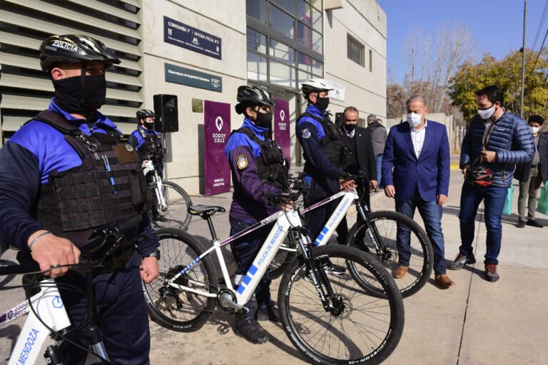 Godoy Cruz entregó bicicletas eléctricas a la Policía