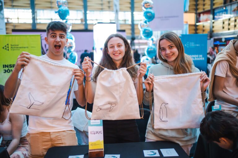 Junior Achievement abrió su convocatoria de becas para escuelas que quieran enseñar a emprender