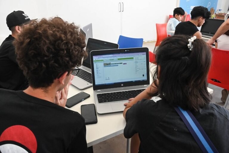 Jóvenes de Maipú podrán estudiar desarrollo de software de manera gratuita