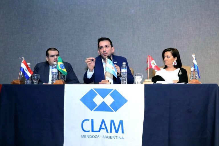 La DGE presentó un sistema con IA que permite predecir qué estudiantes están en peligro de deserción