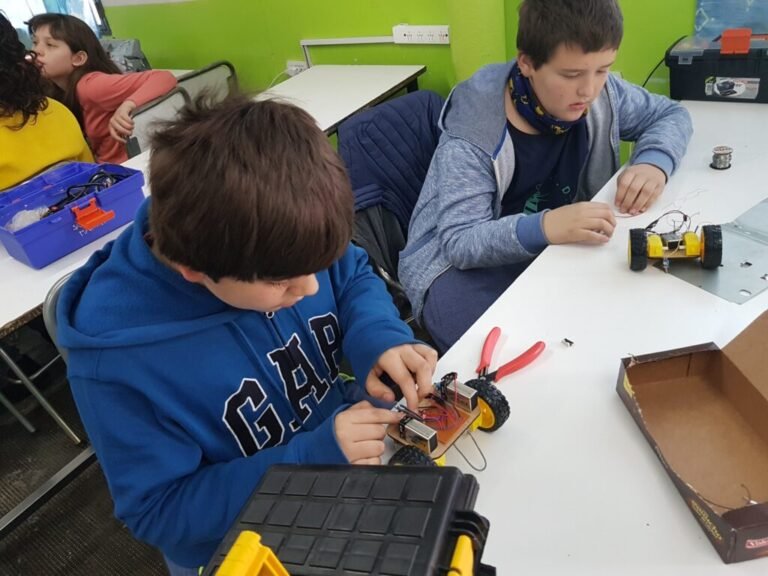 Día de las Infancias: cursos de programación, robótica y desarrollo de videojuegos