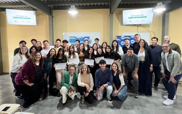 Formación: 24 egresados del programa Pre-Enlace Plus se capacitaron en ventas y empleo digital